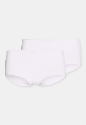 Fehér pamut hipster alsónadrág, amely varratmentes dizájnnal és puha szélekkel rendelkezik. Két pár rendezett módon egymásra helyezve, sima textúrával.