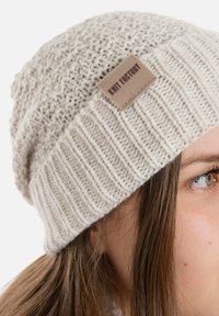 Knit Factory HAZE - Muts - beige