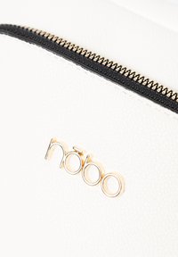Borsa a zip in materiale bianco testurizzato con logo "nōbo" in tono oro e zip nera.