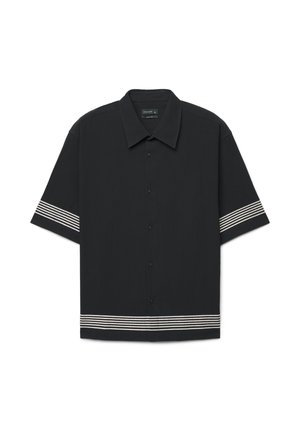 Schwarzes kurzärmeliges Hemd zum Knöpfen mit weißen horizontalen Streifendetails an Ärmeln und Saum, ausgestattet mit einem klassischen Kragen und einer lockeren Passform.