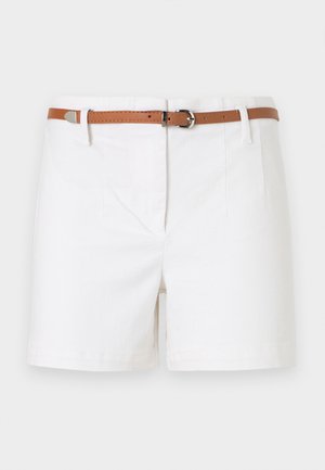 Short blanc taille haute avec poches avant et une fine ceinture en cuir marron avec une petite boucle argentée.