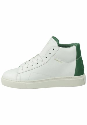Baskets montantes blanches avec talon et doublure de la languette verts, lacets blancs et logo "GANT" doré sur le côté.