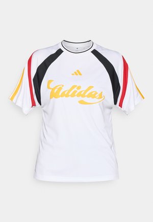 Tricou sport alb cu accente negre, roșii și galbene. Prezintă un decolteu rotund și logo-ul „Adidas” galben pe partea din față.