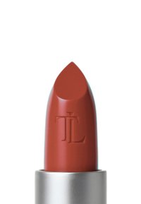 Lippenstift mit einer spitzen Kante in einem rötlich-braunen Farbton. Die Hülse hat ein silbernes Metallic-Finish und trägt ein geprägtes "TL"-Logo.