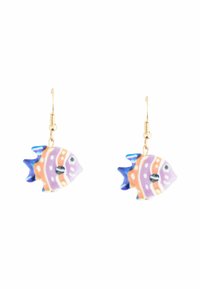 Bunte fischförmige Ohrringe aus Keramik, mit lila und orange gestreiften Mustern und blauen Flossen, die an goldfarbenen Haken hängen.