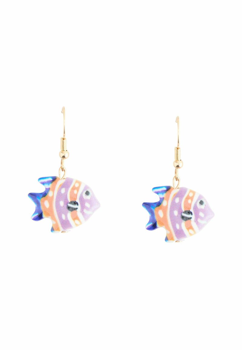 Bunte fischförmige Ohrringe aus Keramik, mit lila und orange gestreiften Mustern und blauen Flossen, die an goldfarbenen Haken hängen.