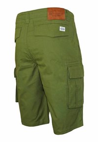 Pantalones cortos de carga verdes hechos de algodón, con bolsillos laterales, corte recto y una etiqueta de marca de cuero en la parte trasera de la cintura.