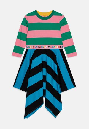 Jurk met lange mouwen, voorzien van een roze en groene gestreepte top met een zwart-blauw gestreepte rok, afgewerkt met een merkband in de taille.