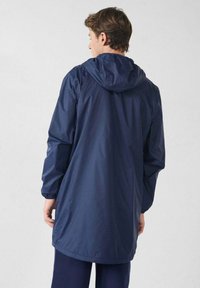 Marineblauwe waterdichte jas met capuchon, met een lang, los ontwerp en elastische manchetten. Glad oppervlak en eenvoudige stijl voor veelzijdigheid.