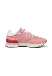 Basket de sport rose et blanche avec panneaux en mesh et en daim, lacets blancs, accent rouge au talon et semelle blanche épaisse avec semelle extérieure en gomme.