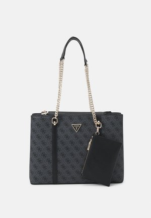 Borsa tote nera con trama e manici a catena argento, con placca logo e pochette nera con zip staccabile. Elegante motivo geometrico su tutta la superficie.