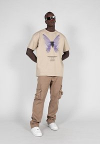 MJ Gonzales METAMORPHOSE V 6 X HEAVY TEE - T-shirts print - wet sand