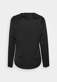 Černá halenka s dlouhým rukávem, volánovým límečkem a manžetami. Hladká látka, střih na míru a zlaté ozdobné knoflíky na koncích rukávů.