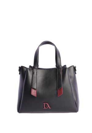 Bolso de mano de piel negra con dos asas cortas, que presenta acentos rojos y un logotipo en la parte frontal. Diseño estructurado con cierre de cremallera.