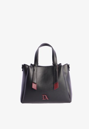 Bolso de mano de piel negra con dos asas cortas, que presenta acentos rojos y un logotipo en la parte frontal. Diseño estructurado con cierre de cremallera.