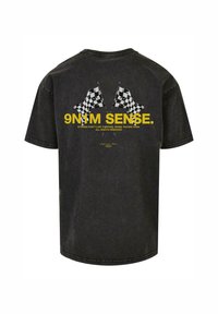 Juodas medvilnės T-puloveris su geltonu tekstu "9NTM SENSE" ir patikrintų vėliavų grafika ant nugaros. Apvalus kaklas ir trumpomis rankovėmis.