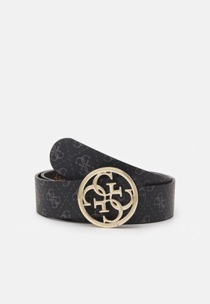 Zwarte leren riem met subtiel monogrampatroon en een grote ronde gouden gesp met in elkaar grijpende letters.