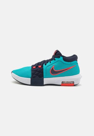 Nike hoge sneaker in groenblauw en marineblauw met rode accenten, witte zool, zichtbare luchtkussen en zwart Nike Swoosh-logo.