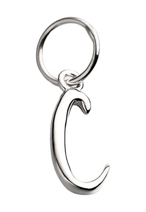 Llavero plateado con una letra "C" estilizada. Superficie lisa con forma redondeada, unido a un anillo metálico circular.