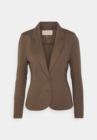 Blazer marrón a medida con solapas de muesca y dos botones, silueta ajustada, mangas largas, exhibido sobre fondo blanco.