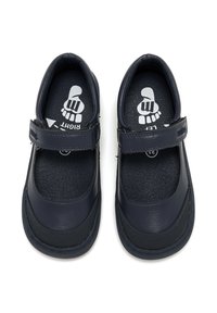 Zapatos de cuero azul marino con parte superior suave, correa de velcro y suela de goma texturizada; las plantillas muestran indicadores izquierdo/derecho.