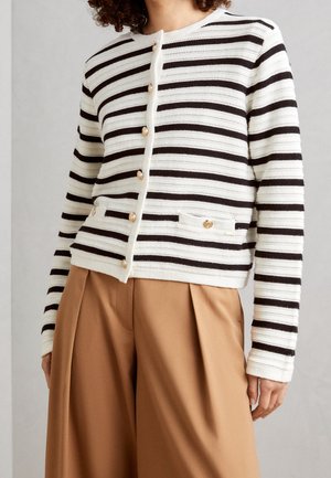 Stribet cardigan i creme og sort med rund halsudskæring, knaplukning, tekstureret stof og to forlommer. Knapper i guldtoner.
