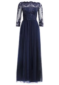 Granatowa sukienka wieczorowa z prześwitującymi rękawami o długości 3/4, haftem w kwiaty na korpusie i zwiewną spódnicą z tiulu.