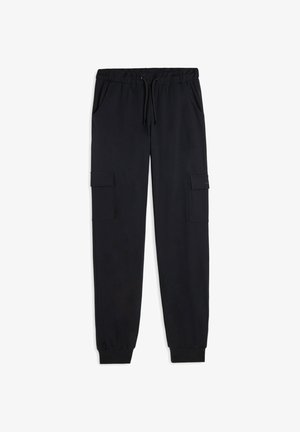 Pantalones de chándal negros, confeccionados en tejido suave, con una cinturilla elástica y cordón de ajuste, bolsillos laterales y detalles de bolsillo estilo cargo.
