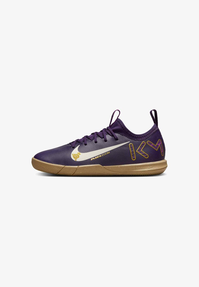 Scarpa sportiva viola con una parte superiore elegante e testurizzata, logo Nike bianco, dettagli dorati e suola in gomma. Lacci e un tassello per una facile calzata.