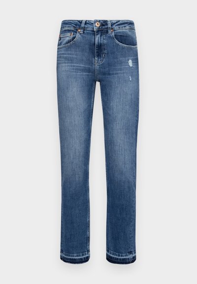 Jeans din denim albastru estompat, cu croială dreaptă, cinci buzunare și accente subtile de uzură în apropierea buzunarelor și a zonei coapselor.