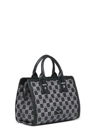 Borsa nera e grigia con un motivo a scacchi e motivi di rose. Ha due manici robusti e una chiusura con zip per maggiore sicurezza.
