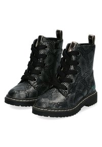 Botines negros hasta el tobillo con un patrón reptil texturizado, que cuentan con cordones negros, un cierre lateral y un detalle de costura blanca en la suela.