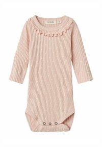 Lyserosa langermet body med ribbestruktur og hvite prikker. Har en volangkant Hals og trykknapper nederst.