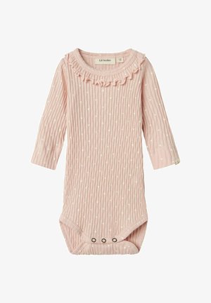 Šviesiai rožinės spalvos ilgomis rankovėmis bodis su grublėta tekstūra ir baltais taškais. Turi raukinėlį apykaklėje ir spaudžiamąsias užsegimus apačioje.