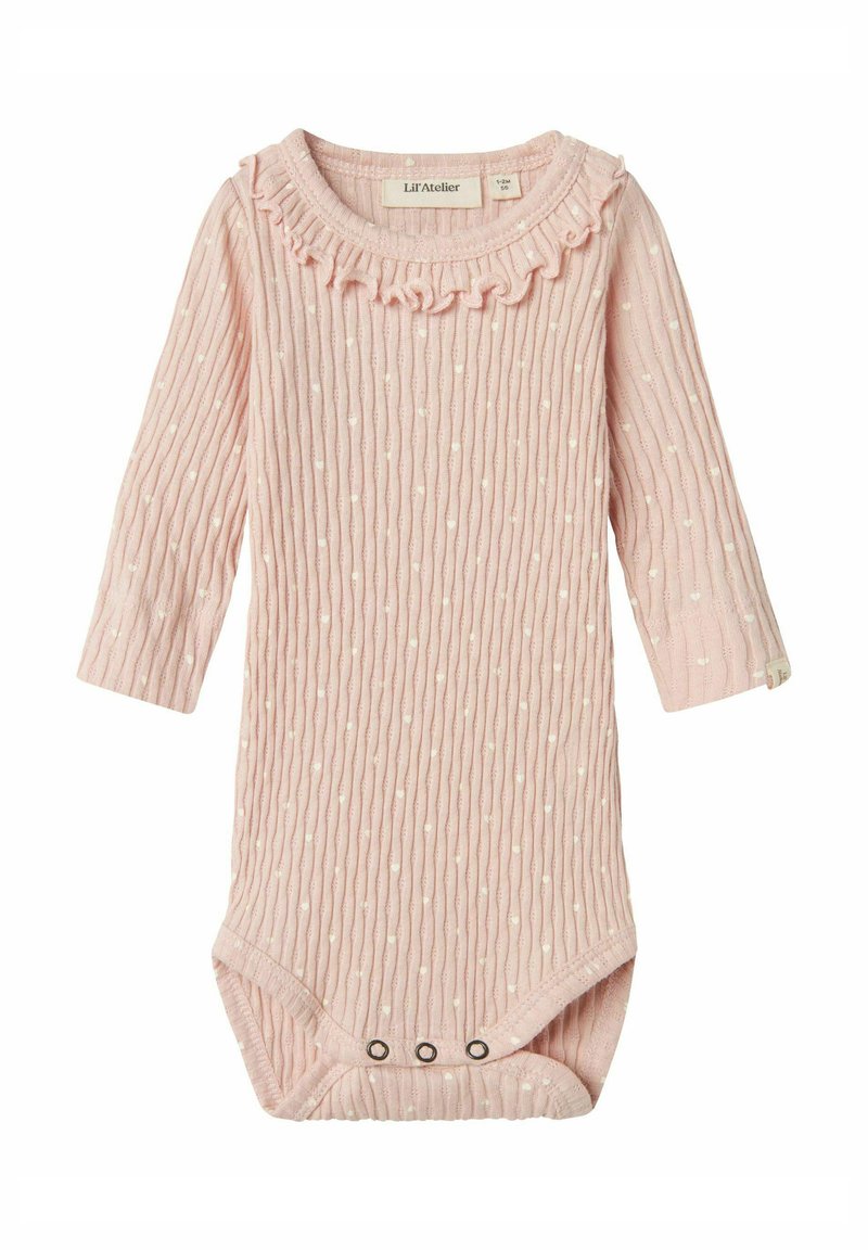 Lyserosa langermet body med ribbestruktur og hvite prikker. Har en volangkant Hals og trykknapper nederst.