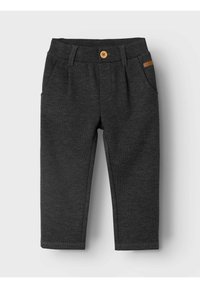 Pantaloni grigi scuri realizzati in tessuto testurizzato. Presentano tasche frontali, una chiusura con bottone di legno e un sottile accento in pelle sulla vita.