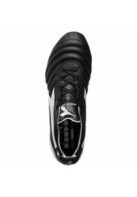 Scarpa sportiva nera con tomaia in pelle texturizzata, caratterizzata da righe orizzontali, lacci neri e un accento bianco sul lato.