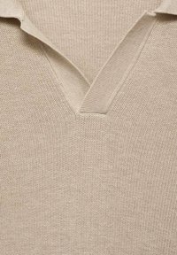 Beige pletená polo košile s designem do V a textured látkou. Materiál vykazuje jemný, konzistentní vzor po celé ploše.