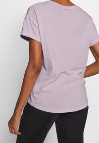 Napapijri Triko s potiskem - light pink