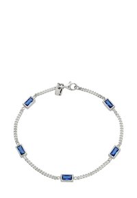 Zilveren schakelarmband met rechthoekige blauwe stenen tussen de schakels, voorzien van een haaksluiting en een gepolijste afwerking.