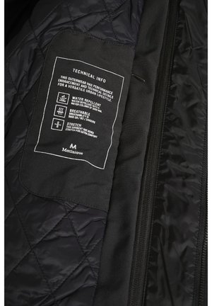 Interior de una chaqueta negra acolchada con una etiqueta que presenta texto blanco. Los detalles incluyen propiedades repelentes al agua, transpirables y elásticas.