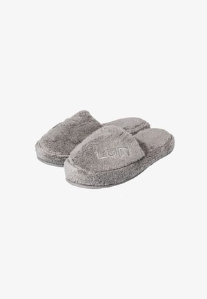 Pantofole di peluche grigie con una texture morbida, caratterizzate da una forma arrotondata e un logo ricamato "LUIN" sulla parte anteriore. Nessuna hardware o motivo visibile.
