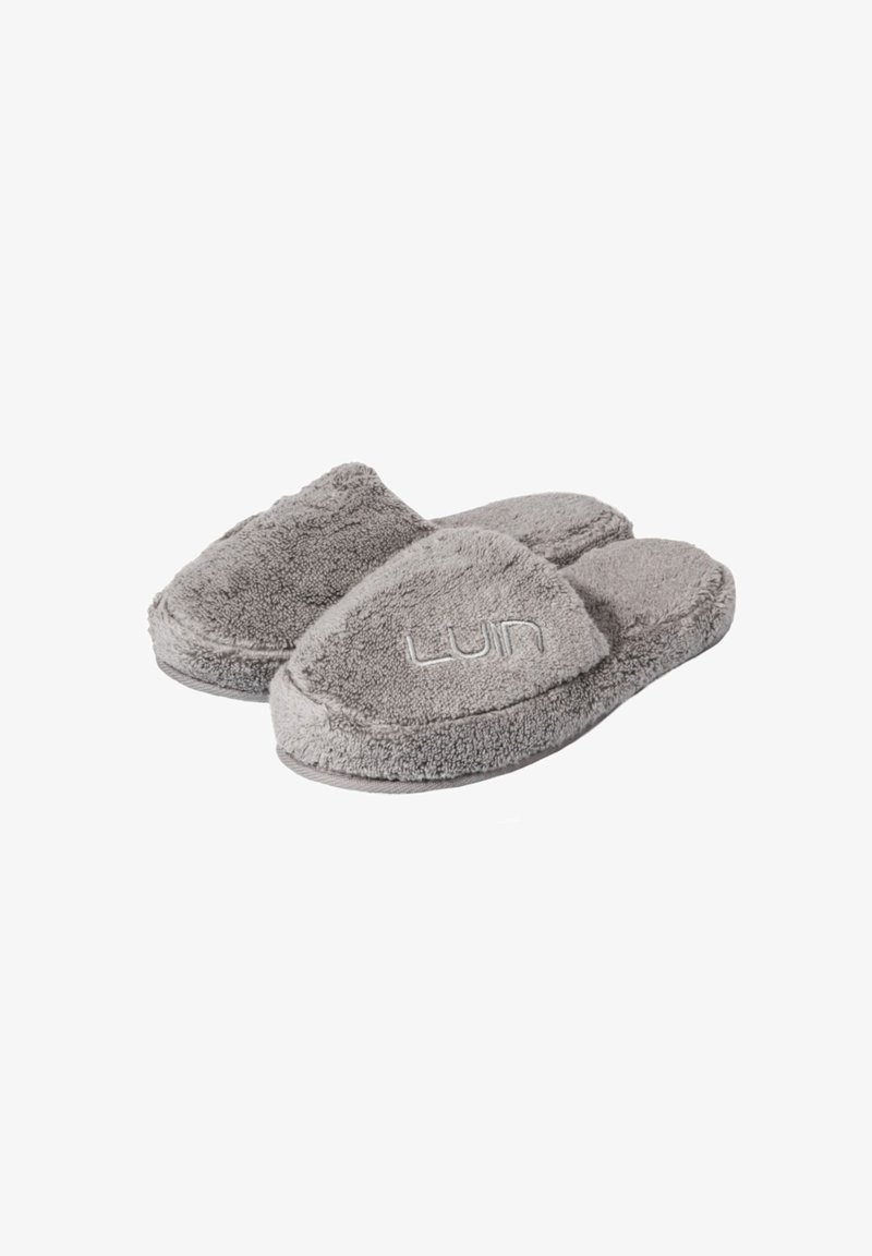 Pilki pūkuoti šlepetės su minkšta tekstūra, apvalios formos ir išsiuvinėtu "LUIN" logotipu priekyje. Nėra matomų metalinių detalių ar raštų.