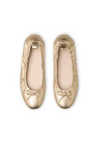 Ballerines dorées avec un extérieur en cuir lisse, des bords élastiqués et un petit nœud en accent sur l'orteil. Doublure intérieure douce et forme ronde.