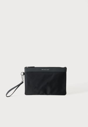 Pochette bracelet rectangulaire noire avec fermeture éclair, garniture en cuir, quincaillerie argentée et logo "Michael Kors" à l'avant.