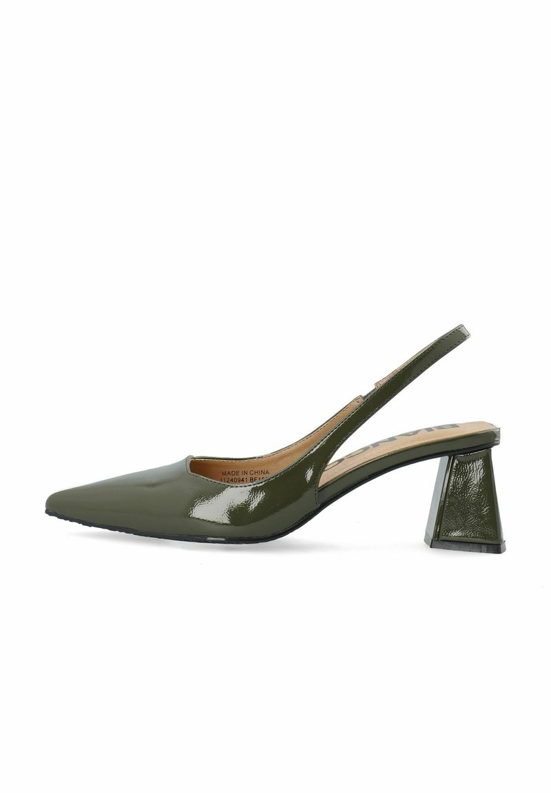 Chaussure slingback vert olive brillant avec bout pointu et talon bloc géométrique sur fond blanc.