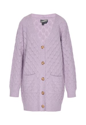 Svetle fialová pletená cardigan s výstřihem do V, diamantovým vzorem, pěti dřevěnými knoflíky a dvěma předními kapsami; měkká textura a střední délka.