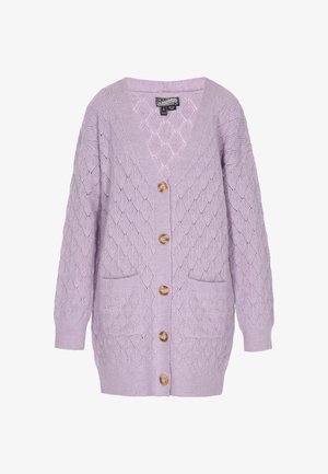 Lilla strikket cardigan med v-hals, diamantmønster, fem træknapper og to forlommer; blød tekstur og mellemlang længde.