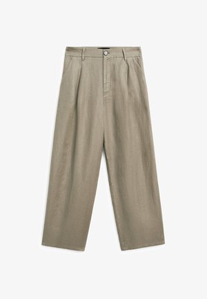 Khakifarbene Leinenhose mit lockerer Passform, ausgestattet mit einem Frontknopfverschluss und gefalteter Gestaltung. Kurze, gerade Beine und glatte Textur.