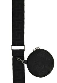 Portafoglio tondo nero testurizzato attaccato a una larga tracolla nera con un motivo geometrico e una chiusura metallica.